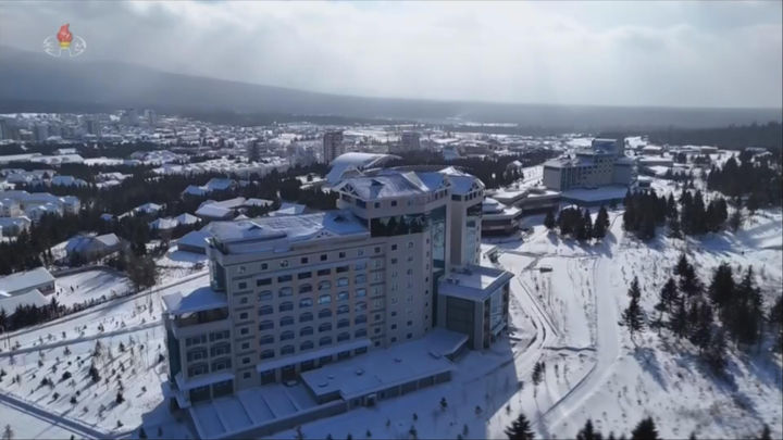 [서울=뉴시스] 북한조선중앙TV는 김정은 북한 국무위원장이 딸 주애와 함께 지난 20일 양강도 삼지연관광지구 이깔·밀영 호텔 준공식에 참석했다고 23일 보도했다. 사진은 이깔 호텔. (사진=조선중앙TV 캡쳐) 2025.12.23. photo@newsis.com *재판매 및 DB 금지