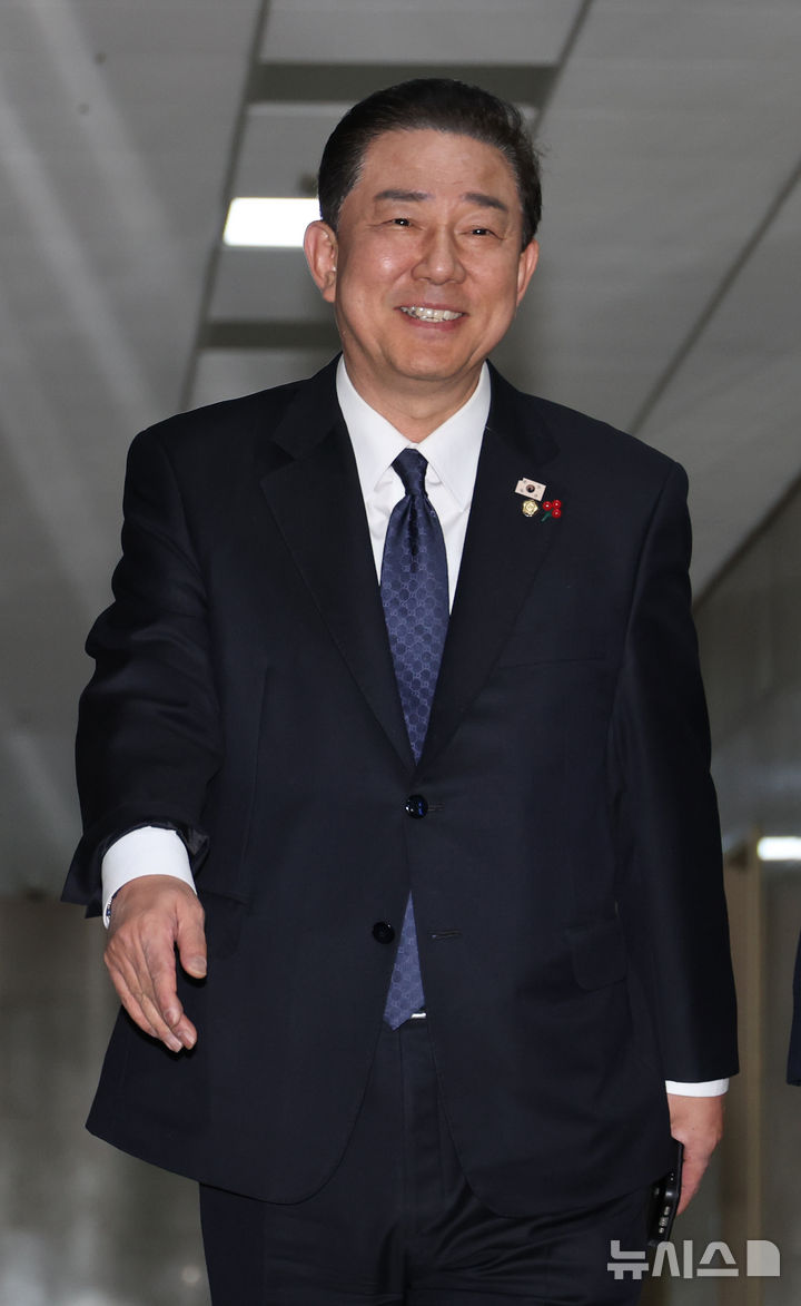 [서울=뉴시스] 김금보 기자 = 김병기 더불어민주당 원내대표가 23일 서울 여의도 국회에서 원내대표 회동을 위해 이동하고 있다. 2025.12.23. kgb@newsis.com