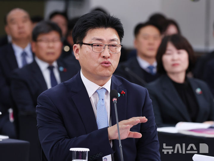 [부산=뉴시스] 최동준 기자 = 남재헌 북극항로추진본부장이 23일 부산 동구 해양수산부 청사에서 열린 해수부 업무보고에서 답변하고 있다. (대통령실통신사진기자단) 2025.12.23. photocdj@newsis.com