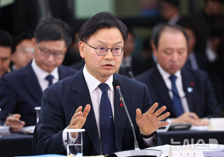 [부산=뉴시스] 최동준 기자 = 김성범 해양수산부 차관이 23일 부산 동구 해양수산부 청사에서 열린 해수부 업무보고에서 답변하고 있다. (대통령실통신사진기자단) 2025.12.23. photocdj@newsis.com