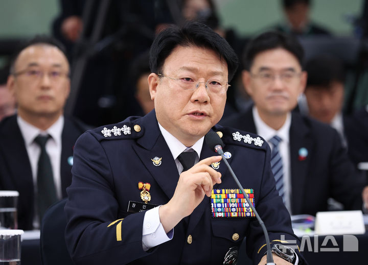 [부산=뉴시스] 최동준 기자 = 장인식 해양경찰청장 직무대행이 23일 부산 동구 해양수산부 청사에서 열린 해수부 업무보고에서 답변하고 있다. (대통령실통신사진기자단) 2025.12.23. photocdj@newsis.com
