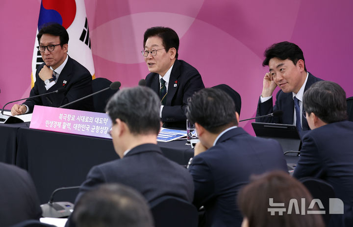 [부산=뉴시스] 최동준 기자 = 이재명 대통령이 23일 부산 동구 해양수산부 청사에서 열린 해수부 업무보고에서 발언하고 있다. (대통령실통신사진기자단) 2025.12.23. photocdj@newsis.com