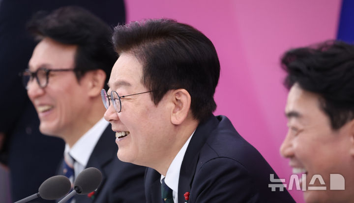 [부산=뉴시스] 최동준 기자 = 이재명 대통령이 23일 부산 동구 해양수산부 청사에서 열린 해수부 업무보고에서 발언하며 웃고 있다. (대통령실통신사진기자단) 2025.12.23. photocdj@newsis.com