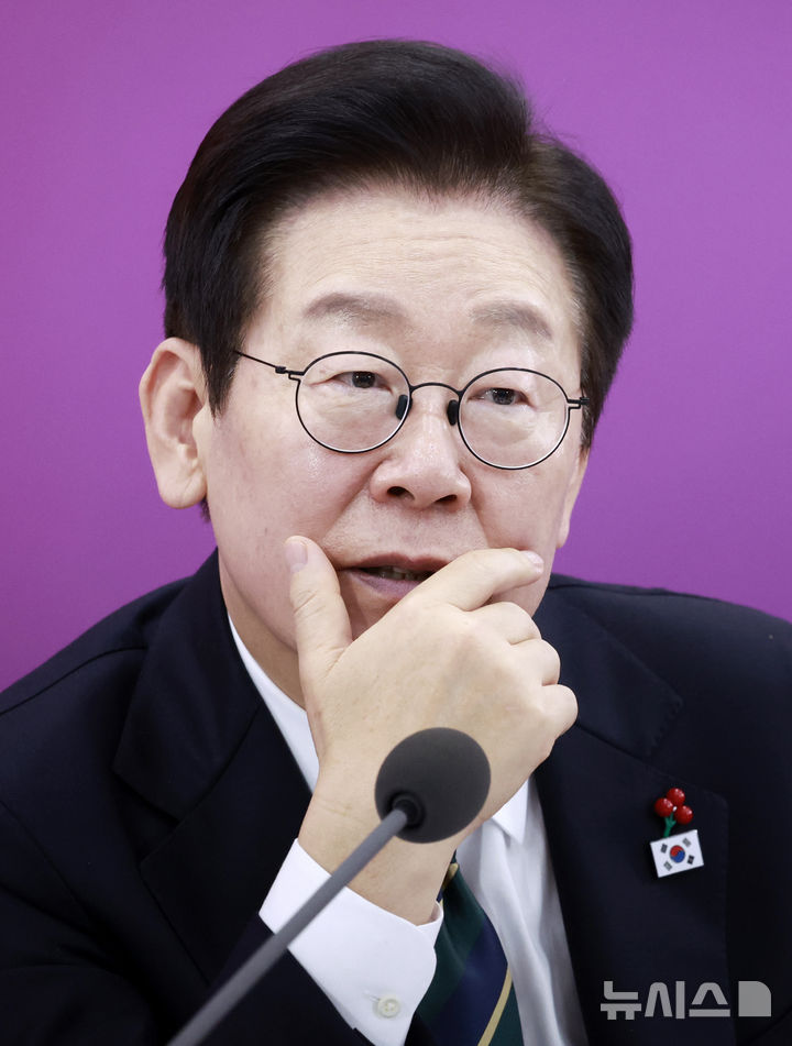 [부산=뉴시스] 최동준 기자 = 이재명 대통령이 23일 부산 동구 해양수산부 청사에서 열린 해수부 업무보고에서 발언하고 있다. 2025.12.23. photocdj@newsis.com