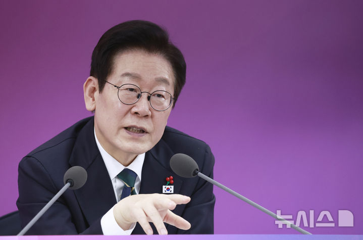 [부산=뉴시스] 최동준 기자 = 이재명 대통령이 23일 부산 동구 해양수산부 청사에서 열린 해수부 업무보고에서 발언하고 있다. 2025.12.23. photocdj@newsis.com