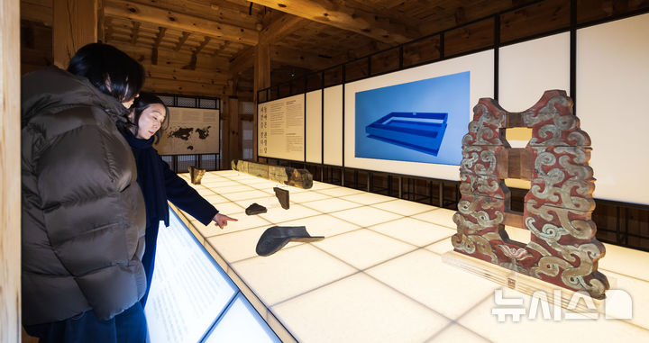 [서울=뉴시스] 김선웅 기자 = 23일 서울 종로구 계조당에서 '돌아온 관월당 : 시간을 걷다' 특별전시 개막을 하루 앞두고 관월당 부재가 전시돼있다. 국가유산청과 국외소재문화유산재단은 광복 80주년을 기념해 24일부터 경복궁 계조당에서 '돌아온 관월당 : 시간을 걷다' 특별전을 개최한다. 관월당은 조선 후기에 만들어진 왕실 관련 사당 추정 목조 건축물이다. 일제강점기에 일본으로 반출돼 도쿄를 거쳐 가마쿠라시 소재 사찰 고덕원 경내에 약 100년간 머물렀으며 지난 6월 고덕원 주지 사토 다카오의 기증으로 약 100년 만에 환수됐다. 전시에서는 관월당의 종량, 대공, 초엽 등 부재가 공개된다. 2025.12.23. mangusta@newsis.com