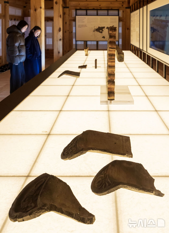 [서울=뉴시스] 김선웅 기자 = 23일 서울 종로구 계조당에서 '돌아온 관월당 : 시간을 걷다' 특별전시 개막을 하루 앞두고 관월당 부재가 전시돼있다. 국가유산청과 국외소재문화유산재단은 광복 80주년을 기념해 24일부터 경복궁 계조당에서 '돌아온 관월당 : 시간을 걷다' 특별전을 개최한다. 관월당은 조선 후기에 만들어진 왕실 관련 사당 추정 목조 건축물이다. 일제강점기에 일본으로 반출돼 도쿄를 거쳐 가마쿠라시 소재 사찰 고덕원 경내에 약 100년간 머물렀으며 지난 6월 고덕원 주지 사토 다카오의 기증으로 약 100년 만에 환수됐다. 전시에서는 관월당의 종량, 대공, 초엽 등 부재가 공개된다. 2025.12.23. mangusta@newsis.com