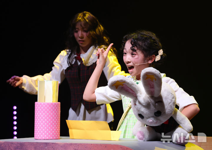 [서울=뉴시스] 배훈식 기자 = 뮤지컬 말리 프레스콜이 열린 23일 오후 서울 강남구 백암아트홀에서 어린 말리 역의 김아진 배우가 연기를 하고 있다. 2025.12.23. dahora83@newsis.com