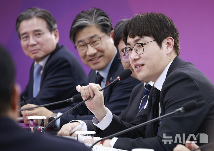 [부산=뉴시스] 최동준 기자 = 하정우 AI미래기획수석이 23일 부산 동구 해양수산부 청사에서 열린 해수부 업무보고에서 발언하고 있다. 2025.12.23. photocdj@newsis.com