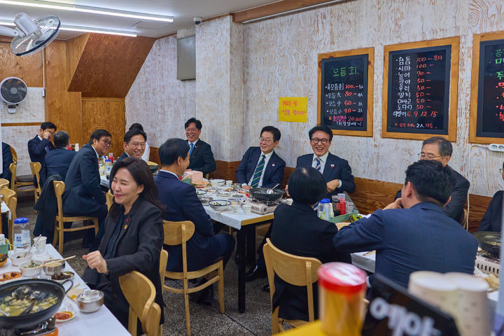 [서울=뉴시스] 이재명 대통령이 23일 부산진구 부전시장 내 한 횟집을 찾아 국무위원, 대통령실 직원들과 함께 오찬을 하고 있다. (사진=대통령실 제공) 2025.12.23. photo@newsis.com *재판매 및 DB 금지