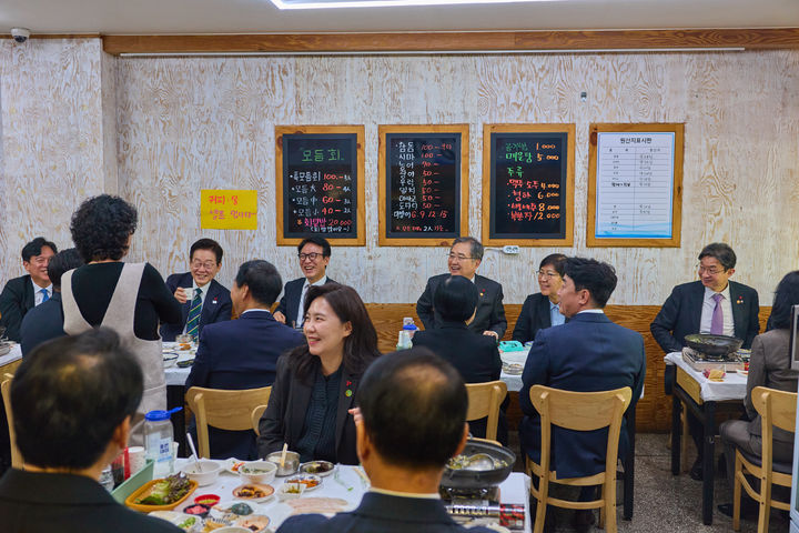 [서울=뉴시스] 이재명 대통령이 23일 부산진구 부전시장 내 한 횟집을 찾아 국무위원, 대통령실 직원들과 함께 오찬을 하며 상인과 대화를 하고 있다. (사진=대통령실 제공) 2025.12.23. photo@newsis.com *재판매 및 DB 금지