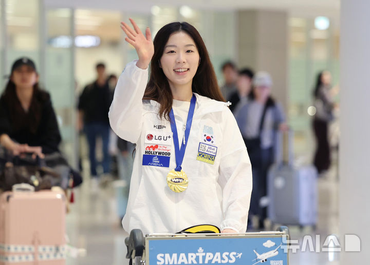 [인천공항=뉴시스] 김진아 기자 = 2025 세계 여자 9볼 선수권대회를 제패해 한국 선수로는 13년 만에 세계 정상에 오른 당구 서서아가 23일 인천국제공항 제2터미널을 통해 귀국하고 있다.&nbsp; 올해 서서아는 인도네시아 10볼 오픈, 스페인 10볼 오픈, 세계 여자 9볼 선수권 대회까지 국제 대회 3회 우승을 거두며 2025년을 마무리했다. 2025.12.23. bluesoda@newsis.com