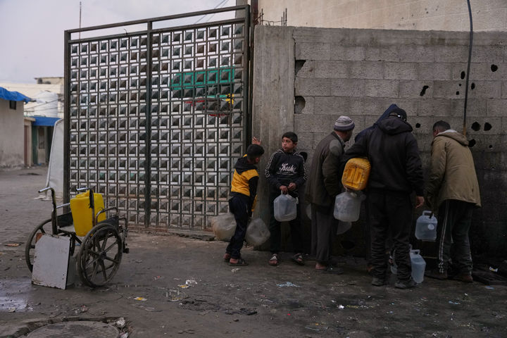 [데이르 알발라=AP/뉴시스] 가자지구에서 폭발물이 터져 이스라엘 병사 1명이 부상을 입자, 이스라엘은 하마스가 휴전을 위반했다고 비난하고 나섰다. 23일(현지 시간) 가자지구 중부 데이르 알발라 난민 천막촌에서 팔레스타인 피란민들이 물을 받고 있다. 2025.12.25.