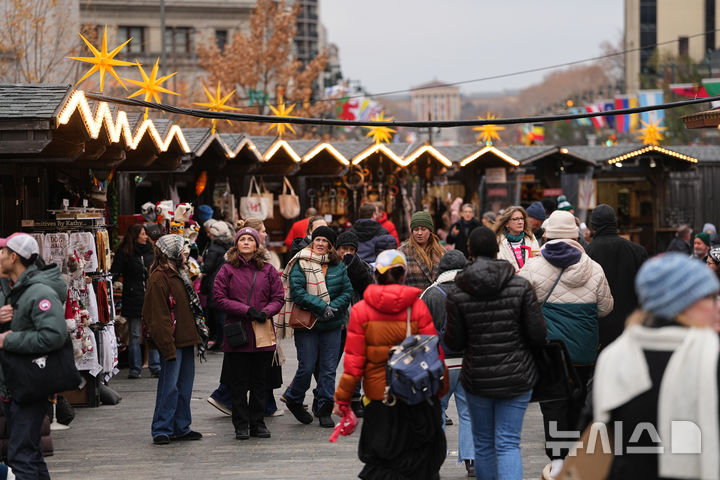 [필라델피아=AP/뉴시스] 미국의 3분기 경제성장률(GDP)이 시장 예상치를 웃돈 데는 고소득층이 소비를 늘리고 인공지능(AI) 기업이 투자를 확대했기 때문이라고 23일(현지 시간) 월스트리트저널(WSJ) 등이 보도했다. 사진은 지난 10일 필라델피아에서 크리스마스를 맞아 쇼핑하러 모인 사람들. 2025.12.24.