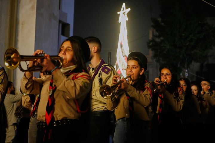 [다마스쿠스=AP/뉴시스] 23일(현지 시간) 시리아 다마스쿠스 드웨일라 마을에 있는 그리스정교회 성엘리아스 성당에서 크리스마스트리 점등식이 열려 스카우트 밴드가 축하 연주를 하고 있다. 이 성당에서는 지난 6월 이슬람국가(ISIS)의 자살폭탄 테러로 최소 20명이 숨지고 50여 명이 부상한 바 있다. 2025.12.24.