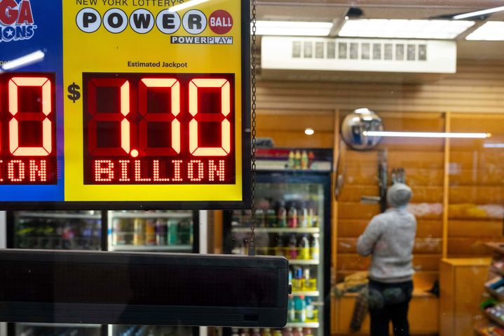 [뉴욕=AP/뉴시스] 23일(현지 시간) 미국 뉴욕의 한 편의점에 파워볼 복권 누적 당첨금 액수가 표시돼 있다. 미 아칸소주에서 파워볼 복권을 산 한 사람이 엄청난 크리스마스 선물을 받았다. 신원이 밝혀지지 않은 이 사람은 크리스마스 이브인 24일(현지시각) 이뤄진 추첨에서 18억1700만 달러(약 2조6337억원)의 잭팟을 터뜨리며, 미국 역사상 2번째로 큰 복권 당첨금을 받게 됐다. 2025.12.25.