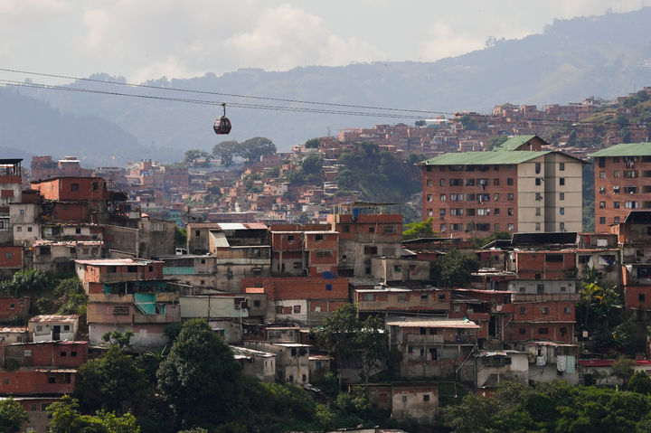 [카라카스=AP/뉴시스] 미국 군 병력과 장비를 운송하는 C-17 대형 수송기가 최근 베네수엘라 인근 미국령 푸에르토리코를 최소 16번 비행한 것으로 파악됐다. 사진은 23일(현지 시간) 베네수엘라 수도 카라카스 모습. 2025.12.24.