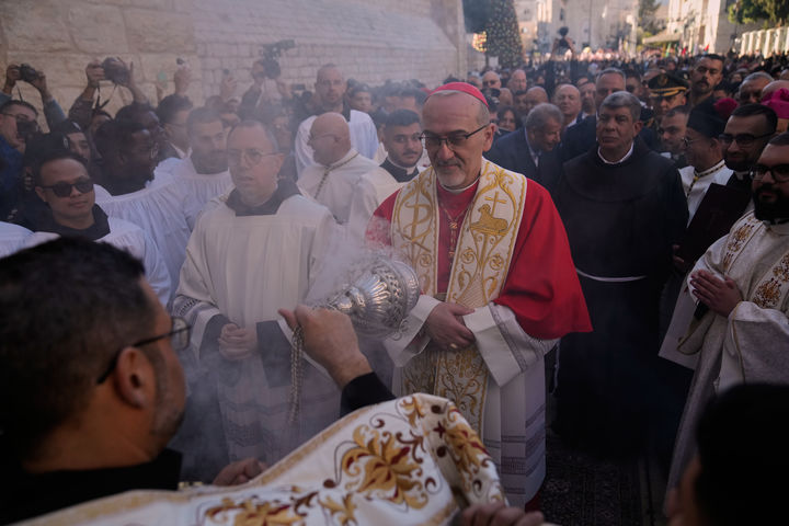 [베들레헴=AP/뉴시스] 성지의 가톨릭 최고 성직자인 라틴 총대주교 피에르바티스타 피자발라가 크리스마스이브인 24일(현지 시간), 예수가 태어난 곳으로 전해지는 탄생교회에 도착하고 있다. 2025.12.25.