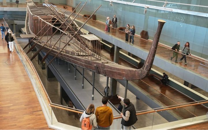 [기자=AP/뉴시스] 23일 이집트 기자의 그랜드 이집트 박물관에서 방문객들이 쿠푸왕의 '태양의 배' 복원 과정을 지켜보고 있다. 2025.12.24. *재판매 및 DB 금지