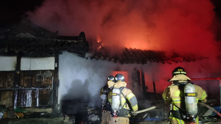  [안동=뉴시스] 안동시 와룡면 이하리 단독주택에서 발생한 화재를 진화하고 있다. (사진=경북소방본부 제공) 2025.12.24. photo@newsis.com *재판매 및 DB 금지