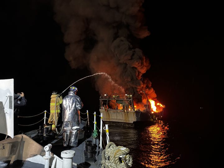 [부산=뉴시스] 부산 인근 해상서 화재가 발생한 어선 진화 모습. (사진=부산해경 제공) 2025.12.24. photo@newsis.com&nbsp; *재판매 및 DB 금지