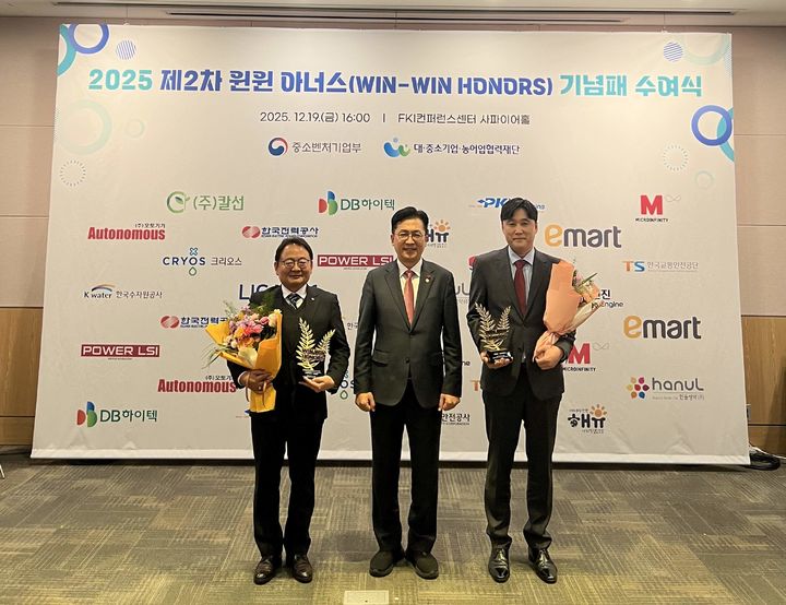 [세종=뉴시스]한국전력공사가 중소벤처기업부의 주관 2025년 '윈윈아너스(WIN-WIN HONORS)'에서 혁신성장 빌드업(Build-UP) 사업으로 우수기관에 선정됐다고 24일 밝혔다. 왼쪽부터 오창수 한전 에너지생태계조성처 중소벤처사업실장, 이병권 중소벤처지원부 제2차관, 안용진 칼선 대표.(사진=한전 제공) *재판매 및 DB 금지