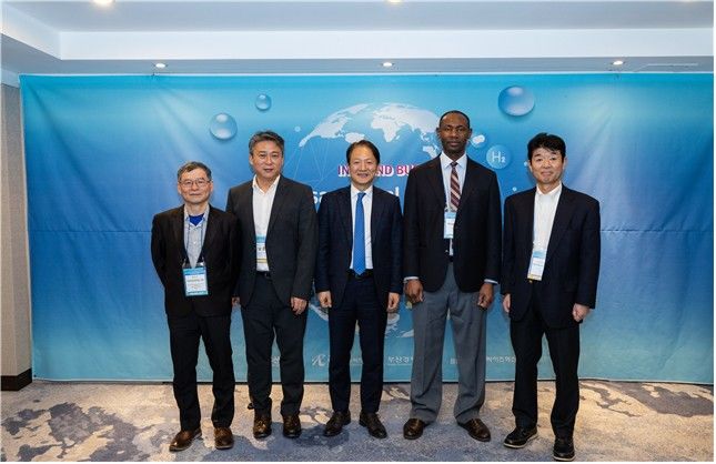 [부산=뉴시스] 지난 22일 웨스틴조선부산에서 열린 '부산 글로벌 수소경제 심포지엄'에서 황빙조(왼쪽부터) 대만과학기술대학교 석좌교수, 조남준 난양공과대학교 석좌교수, 성희엽 부산시 미래혁신부시장, 무사 바시르 리버풀대학교 석좌교수, 야마구치 타케오 도교과학대학교 종합연구원 화학생명과학연구소장이 기념촬영을 하고 있다. (사진=부산시 제공) 2025.12.24. photo@newsis.com *재판매 및 DB 금지