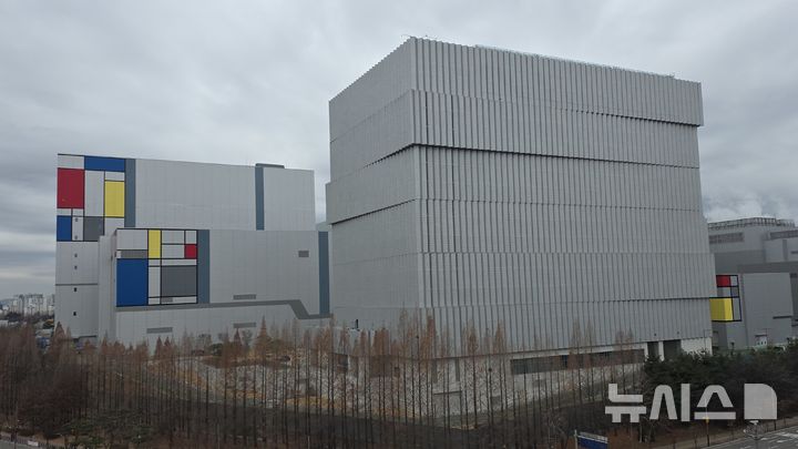 [화성=뉴시스]이인준 기자=지난 23일 바라본 삼성전자 화성캠퍼스 고성능컴퓨팅(HPC)센터(사진 오른쪽). 건물 왼편으로 유틸동과 삼성전자의 첫 번째 EUV(극자외선) 노광공정 전용 라인인 'V1'이 보인다. ijoinon@newsis.com