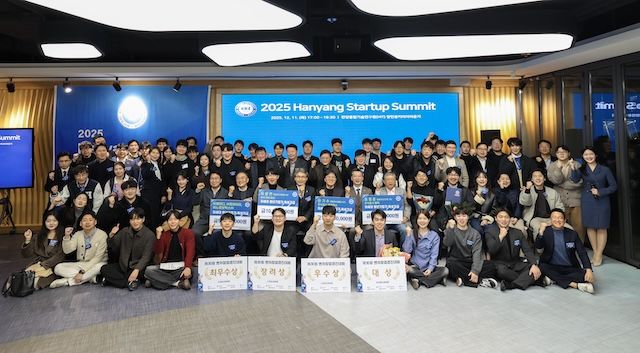 [서울=뉴시스] '제30회 벤처창업경진대회' 시상식을 마친 뒤 한양대 수상팀 및 참가자들이 기념사진을 촬영하고 있다. (사진=한양대 제공) 2025.12.24. photo@newsis.com *재판매 및 DB 금지