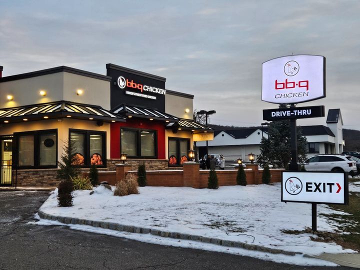 [서울=뉴시스] 제너시스BBQ 그룹은 미국 뉴저지주 프랭클린(Franklin) 지역에 드라이브 스루(Drive-thru) 매장인 BBQ 프랭클린점을 오픈했다고 24일 밝혔다. (사진=제너시스BBQ 그룹 제공) 2025.12.24. photo@newsis.com *재판매 및 DB 금지