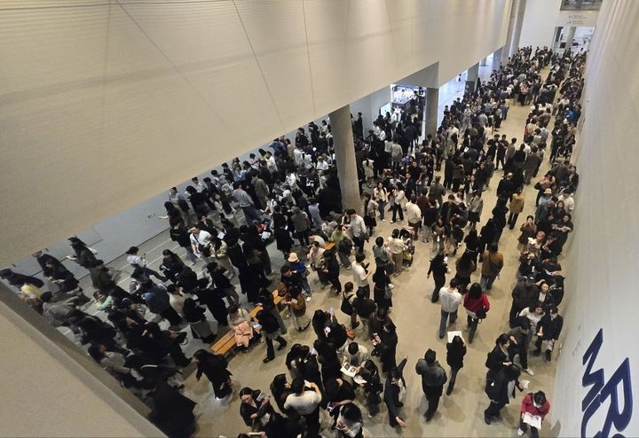 MMCA 서울_론 뮤익 50만 돌파_전시장내 관람 모습. *재판매 및 DB 금지