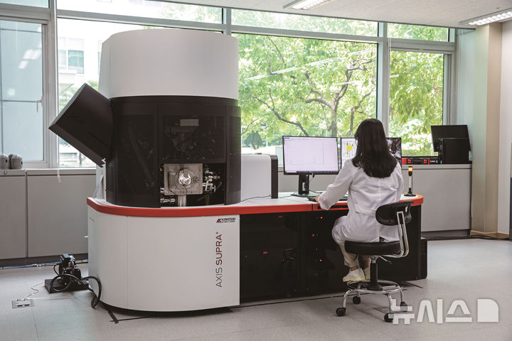 [용인=뉴시스] 반도체 연구장비인 고성능 X-선 광전자 분광분석기. (사진=용인시 제공) 2025.12.24. photo@newsis.com