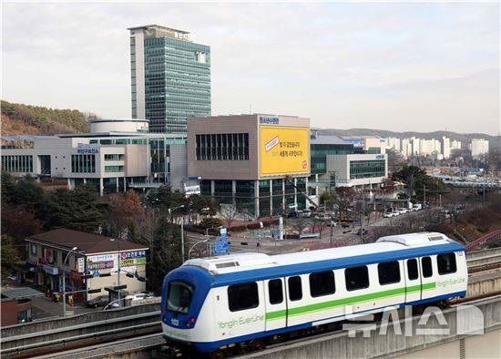 [용인=뉴시스]용인시청역을 지나는 경전철(사진=뉴시스 DB)photo@newsis.com
