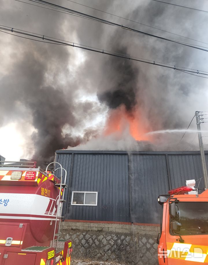[양주=뉴시스] 화재 현장. (사진=경기도북부소방재난본부 제공) 2025.12.24. photo@newsis.com