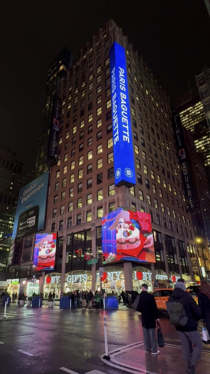 [서울=뉴시스] SPC는 타임스스퀘어 대형 전광판에 파리바게뜨의 홀리데이 시즌 케이크 영상이 등장했다고 24일 밝혔다. (사진=파리바게뜨 제공) 2025.12.24. photo@newsis.com *재판매 및 DB 금지