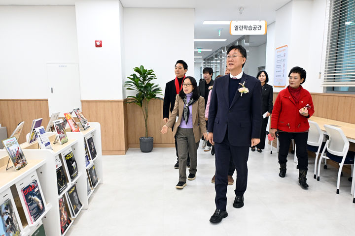[안산=뉴시스]이민근 안산시장(사진 맨 앞)이 23일 열린 상록어린이도서관 별동 개관식에서 시설을 둘러보고 있다.(사진=안산시 제공02025.12.24.photo@newsis.com *재판매 및 DB 금지