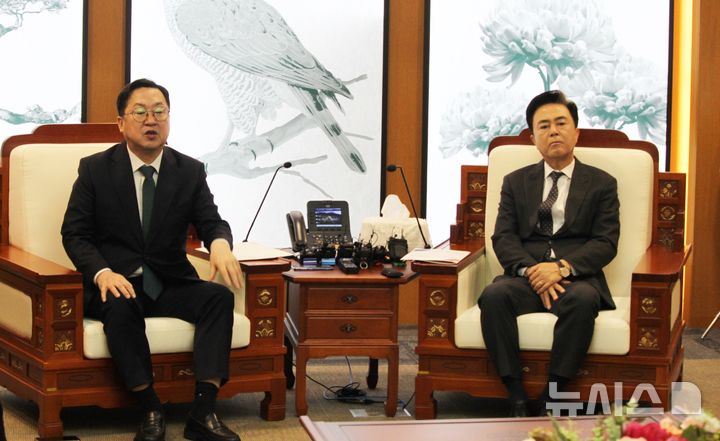 [홍성=뉴시스] 최영민 기자= 이장우(왼쪽) 대전광역시장과 김태흠 충남도지사가 24일 오전 충남도청 접견실에서 대전·충남 행정통합 등 지역 현안에 대한 논의를 하기 위해 충남도청에서 긴급 회동을 하고 있다. 2025.12.24 ymchoi@newsis.com