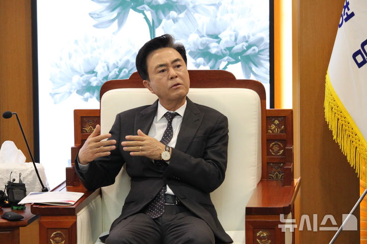 [홍성=뉴시스] 최영민 기자=김태흠 충남도지사가 24일 오전 충남도청 접견실에서 이장우 대전광역시장과 회동을 갖는 자리에서 취재진에게 대전충남 행정통합의 중요성에 대해 설명하고 있다. 2025.12.24 ymchoi@newsis.com