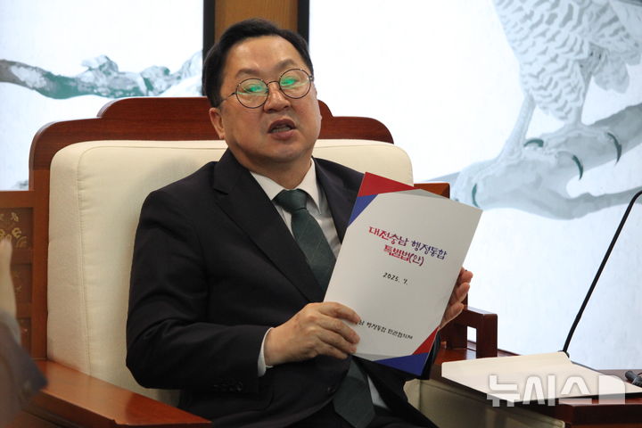 [홍성=뉴시스] 최영민 기자=이장우 대전광역시장이 24일 충남도청에서 김태흠 충남도지사와 대전충남 행정통합 등 지역 현안을 논의하기 위해 회동을 가진 자리에서 대전충남 행정통합 특별법에 대한 중요성을 설명하고 있다. 2025.12.24 ymchoi@newsis.com