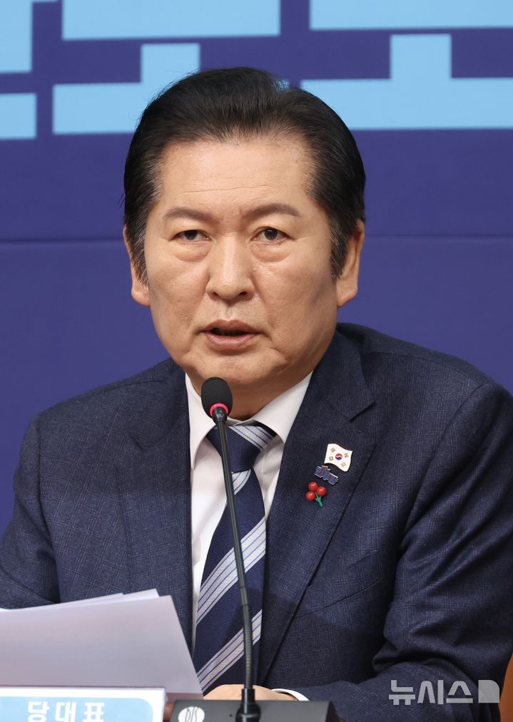 [서울=뉴시스] 조성봉 기자 = 정청래 더불어민주당 대표가 24일 오전 서울 여의도 국회에서 열린 최고위원회의에서 발언을 하고 있다. 2025.12.24. suncho21@newsis.com