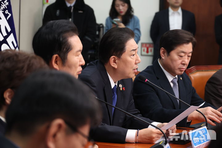 [서울=뉴시스] 조성봉 기자 = 김병기 더불어민주당 원내대표가 24일 오전 서울 여의도 국회에서 열린 최고위원회의에서 발언을 하고 있다. 2025.12.24. suncho21@newsis.com