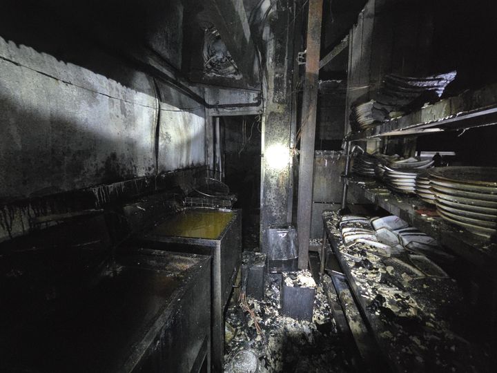 [보령=뉴시스] 지난 23일 오후 9시8분께 충남 보령시 신흑동 지하1층·지상2층짜리 횟집 1층에서 불이 나 내부가 처참히 불에 탄 모습. (싸진=보령소방서 제공) 2025.12.24. photo@newsis.com *재판매 및 DB 금지