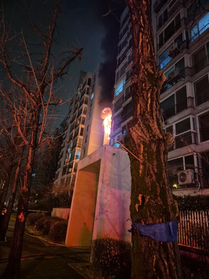 [서울=뉴시스] 24일 오전 5시36분께 서울 송파구 방이동 올림픽선수촌아파트 5층에서 원인미상의 화재가 발생했다. (사진=주민 제공) 2025.12.24 *재판매 및 DB 금지