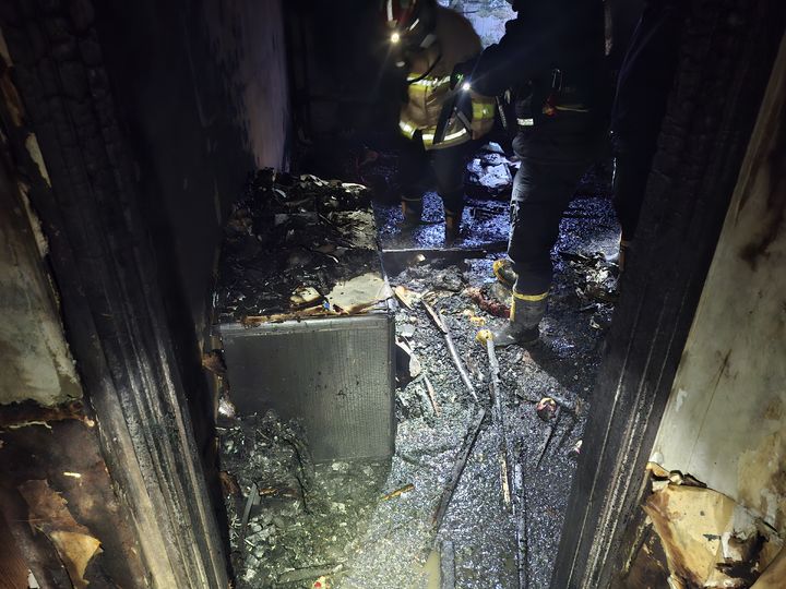 [서울=뉴시스] 24일 오전 5시36분께 서울 송파구 방이동 올림픽선수촌아파트 5층에서 원인미상의 화재가 발생해 502호가 전소했다. (사진=송파소방서 제공) 2025.12.24 *재판매 및 DB 금지