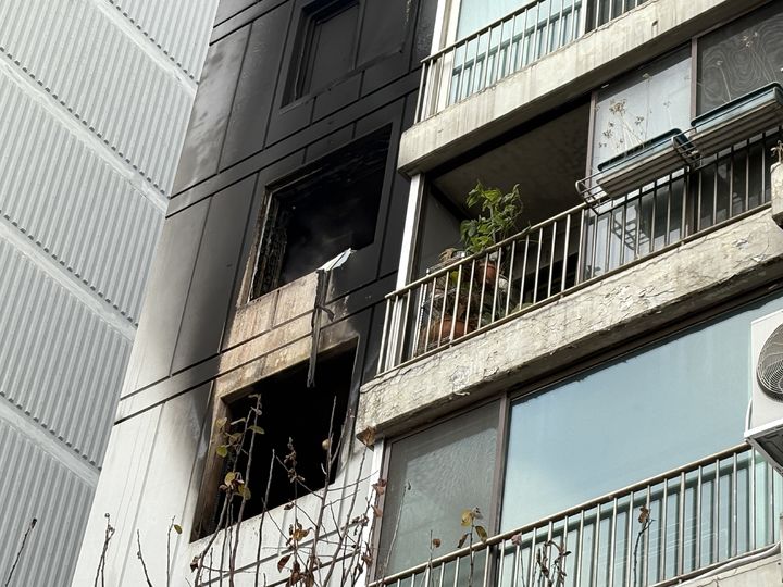 [서울=뉴시스] 권민지 수습 기자=24일 오전 9시3분 서울 송파구 방이동 올림픽선수촌아파트 건물 외벽이 화재로 검게 그을렸다. 2025.12.24 *재판매 및 DB 금지