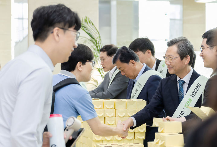 [세종=뉴시스]한전기술 경영진이 출근길 청렴 캠페인을 통해 직원들을 맞이하고 있다.(사진=한전기술 제공) *재판매 및 DB 금지