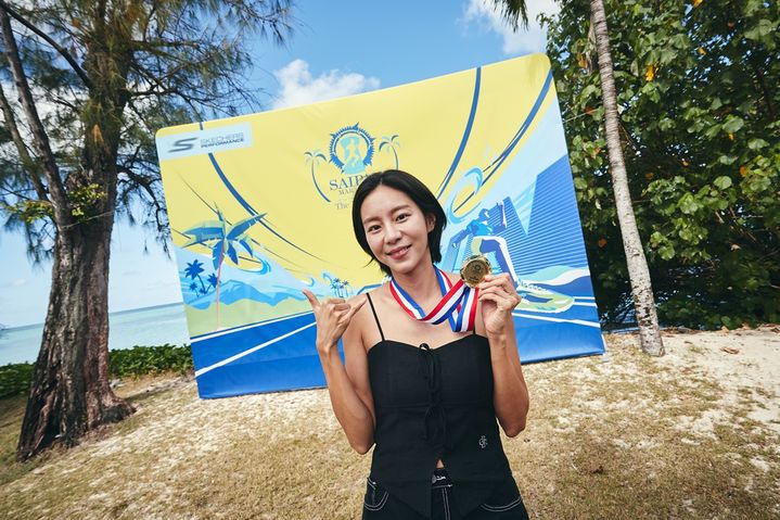 2025 사이판 마라톤 시상식 현장의 배우 유이. (사진=마리아나관광청) *재판매 및 DB 금지