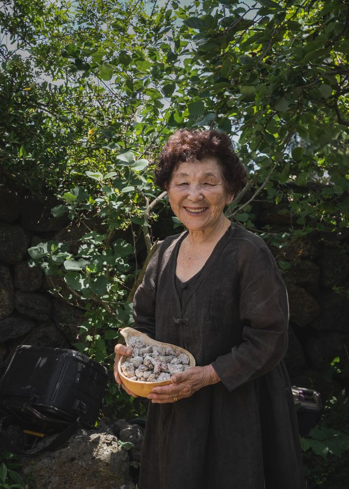 [제주=뉴시스] 2025년 제주향토음식장인으로 선정된 김태자씨. (사진=매거진 술 SOOL 제공) photo@newsis.com *재판매 및 DB 금지