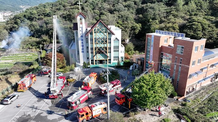 [남원=뉴시스] 정읍시가 지난 10월에 실시한 '2025년 재난대응 안전한국훈련' 관내 한 종교시설과 요양시설의 화재상황을 가상 설정한 훈련이 진행 중이다. *재판매 및 DB 금지