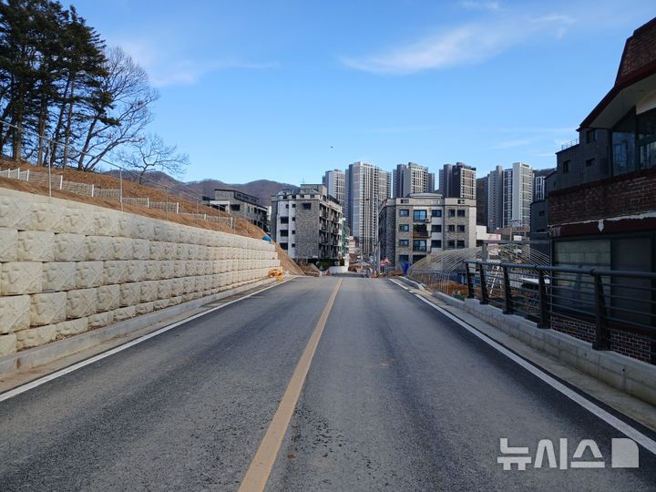 [용인=뉴시스]모현읍 왕산2리 모산마을 일원에 개설된 소로(사진=용인시 제공)2025.12.24.photo@newsis.com